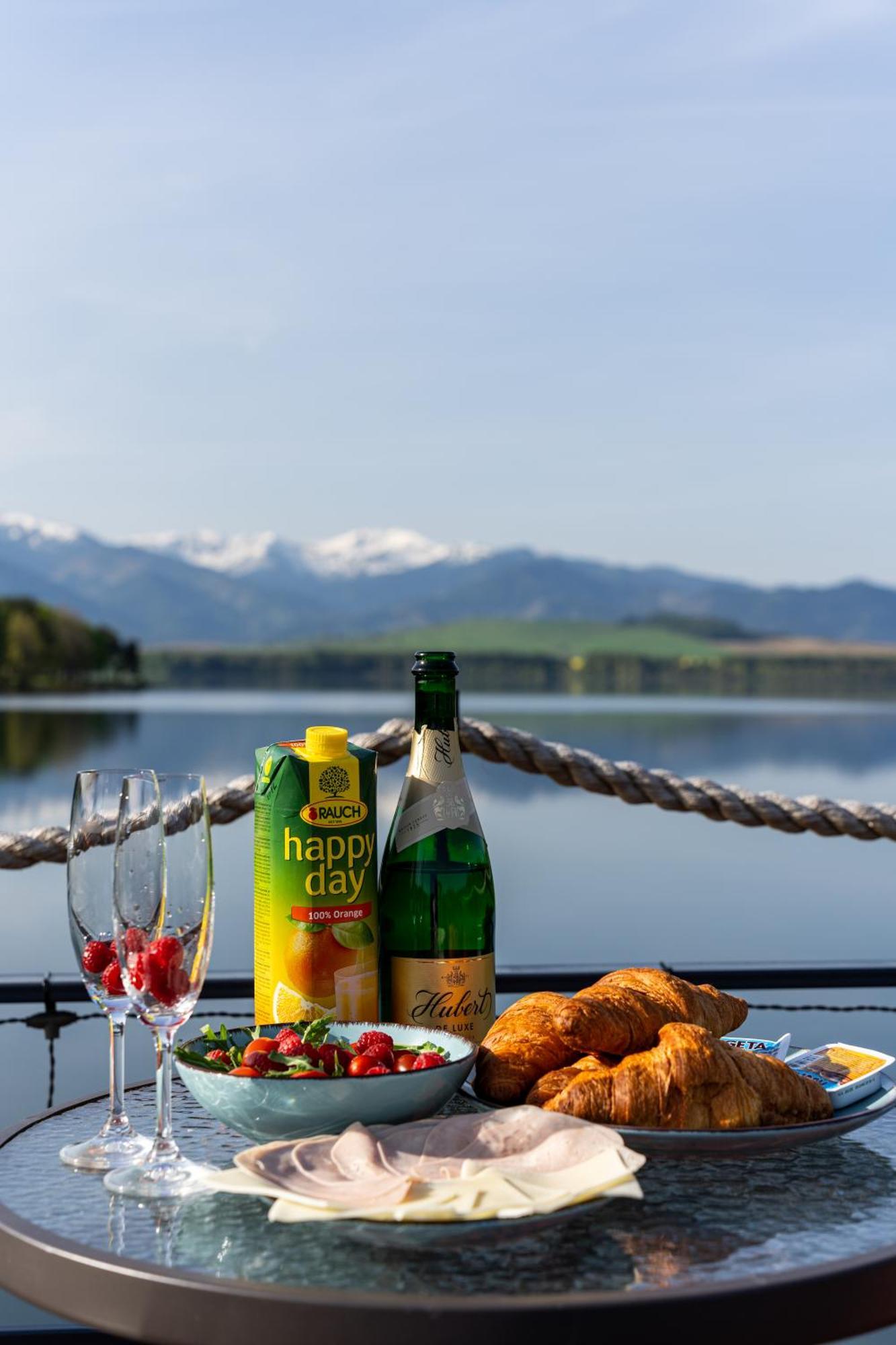 Отель Aquachill Houseboat & Wellness Липтовски-Трновец Экстерьер фото